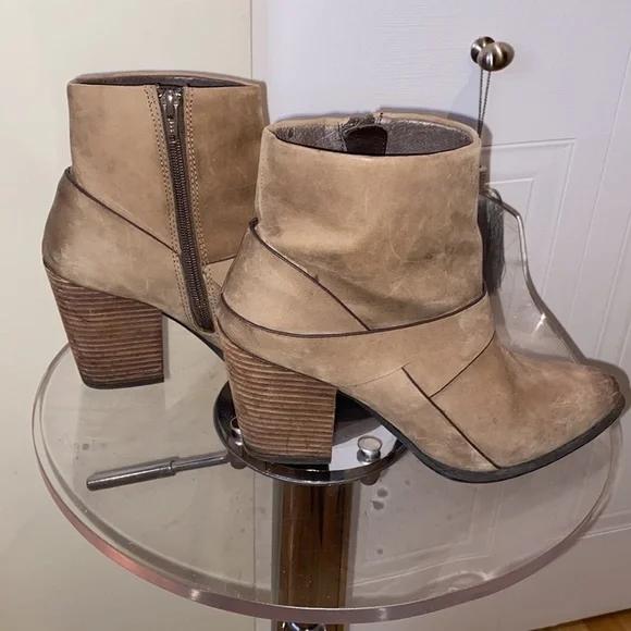 Aldo  tan ankle boots w/ side zippers & fold over burnished leather design👢👢 - Picture 7 of 11